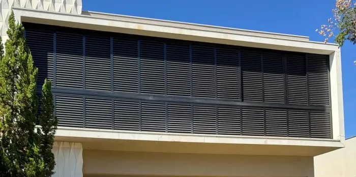 Vendo Brise Janela de aluminio preto para fachada - 9,5 x 2,8m