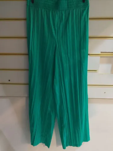 Calça verde plissada