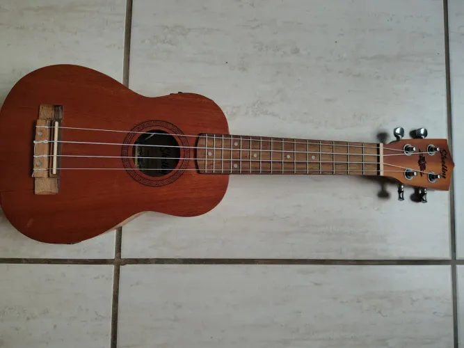 Ukulele Shelby Eletrico