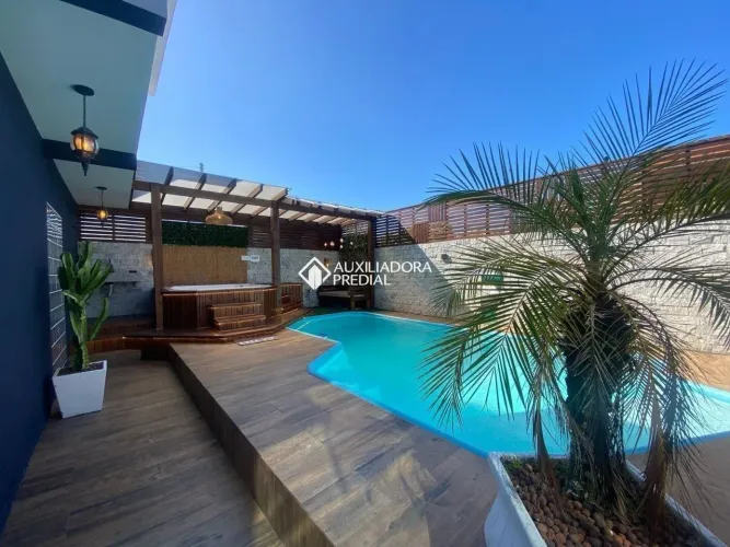 Casa de 3 dormitórios com piscina disponível para locação no Campeche, em Florianópolis