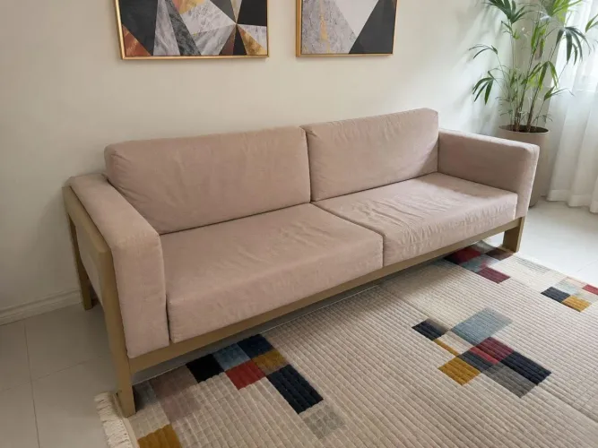 Sofá em linho bege com estrutura metálica