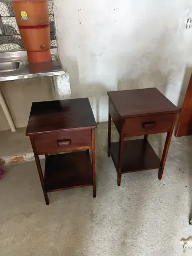 Vendo Esse Par De Criado Mudo Madeira De Qualidade Já invernizado Pronto Para Uso 