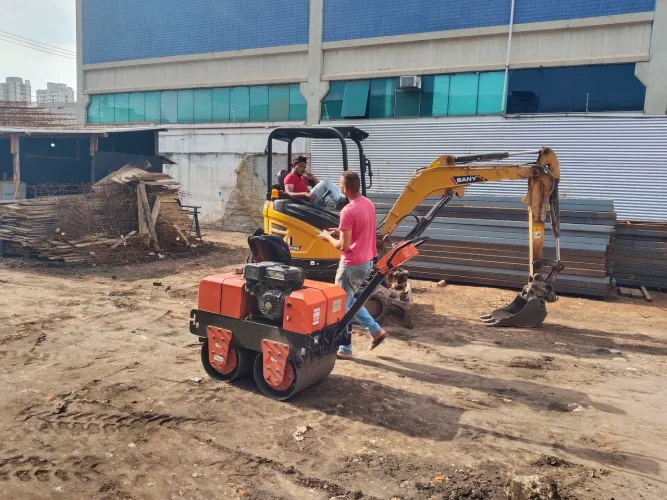 Rolo compactador disponível para locação