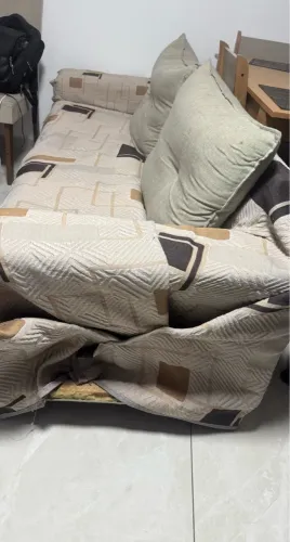 Sofá com almofadas de encosto removível .