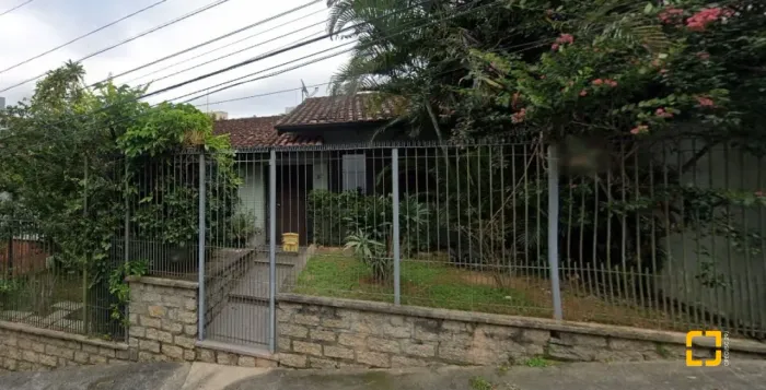 Casa com 5 dormitórios no bairro Carvoeira