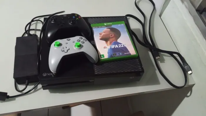 Xbox one fat com jogos e 2 controles
