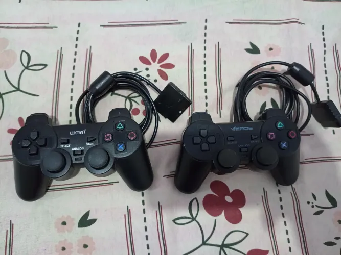 Vendo 2 controles de PS2