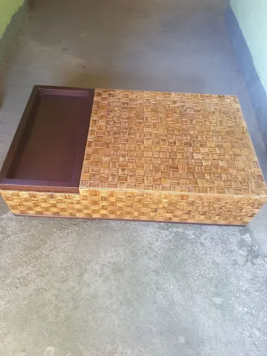 Mesa de centro em madeira revestido de palha envernizada. Alto padrão l