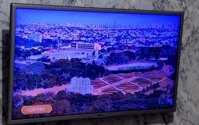 Vendo TV Lg 32 polegadas. Vai com tv box