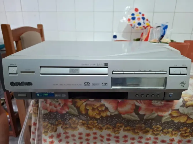 Vendo aparelho de Dvd Gradiente sem controle remoto. Não funciona. Para aproveitar as 