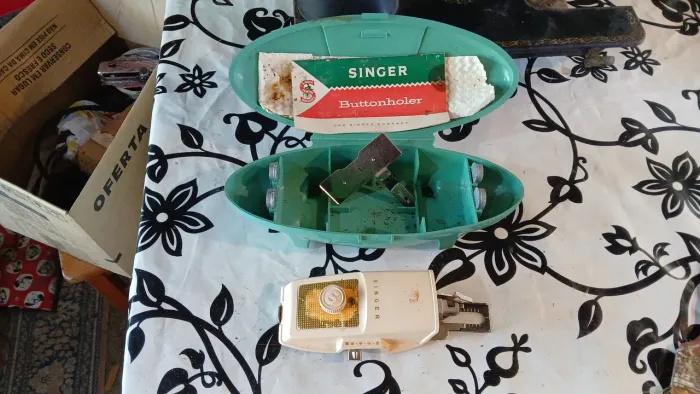 Antigo caseador de botão da Singer. 