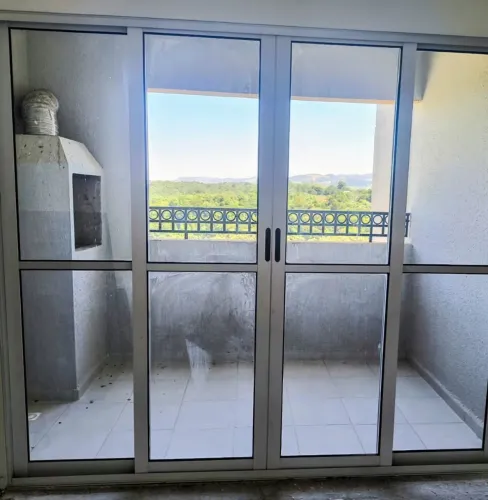 Porta balcão nova
