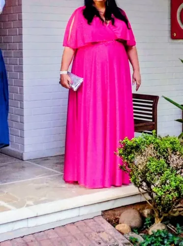 Vende-se vestido numeração 52ao 54 cor fúcsia usado uma vez 