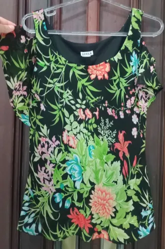 Blusinha estampa floral sem manga USADA marca ADELA
