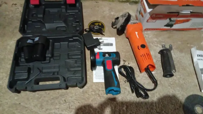 Vendo esmirilhadeira a luz e outra a bateria 