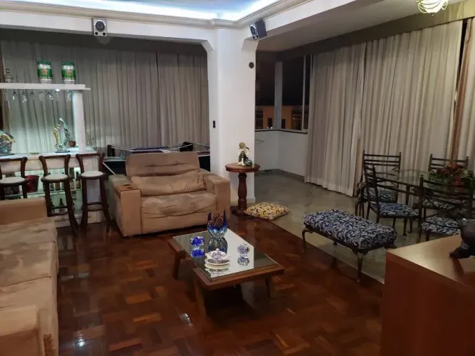 Apartamento para venda possui 300 metros quadrados com 5 quartos em Copacabana - Rio de Ja