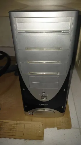 Processador AMD 3.0 MHz, memória 4gb, HD 500 MB, portas USB, windows 10 , pacote office