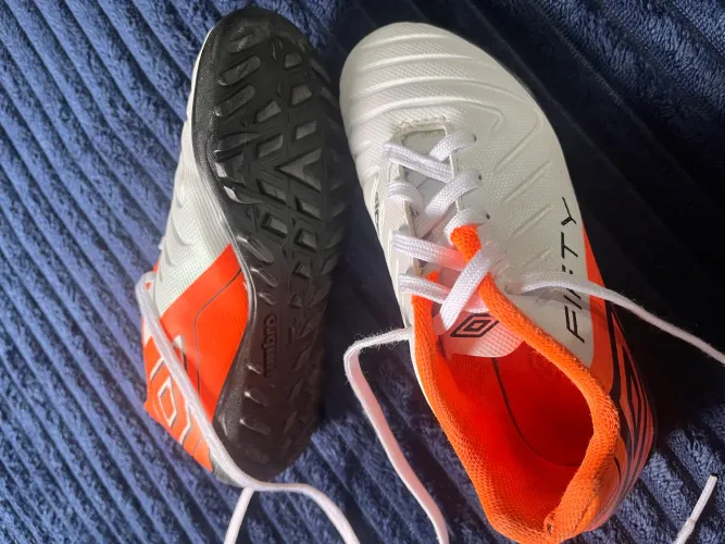Chuteira umbro