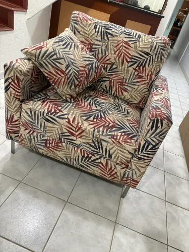 2 Poltronas Decorativas Estofadas com Almofadas | Design Moderno