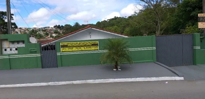Aluga-se casa c 3 quartos, 2 salas, garagem coberta e vaga p mais 2 carros