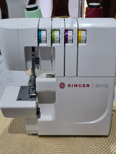Máquina de Costura Overlock Singer S0105
