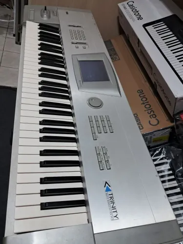 Teclado korg Trinity 