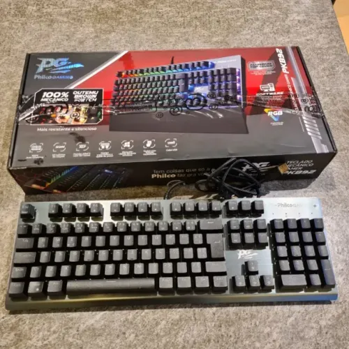 Teclado Mecânico Philco PKB92 Prata RBG com detalhes e defeito em teclas 1 e espaço