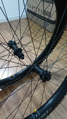 Rodas 29 boost - 28 furos - 30mm interno - aros WTB KOM I30