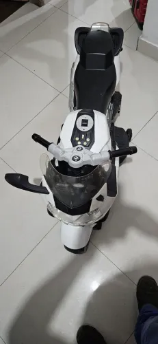Vendo esta moto bmw infantil com alguns detalhes para conserto