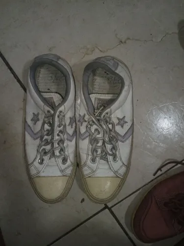 estilo All Star, detalhe de estrelinhas) ?
