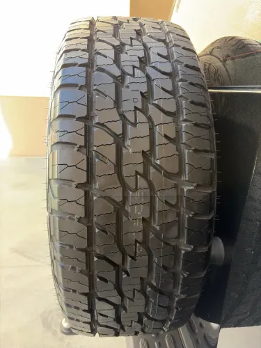 VENDO 4 PNEUS ORIGINAIS TANK 300