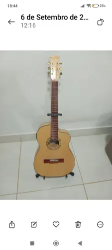 Violão elétrico feito por Luther