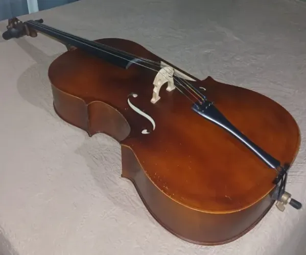 Vende-se violoncelo 