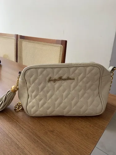 Bolsa da marca Luiza Barcellos na cor bege 