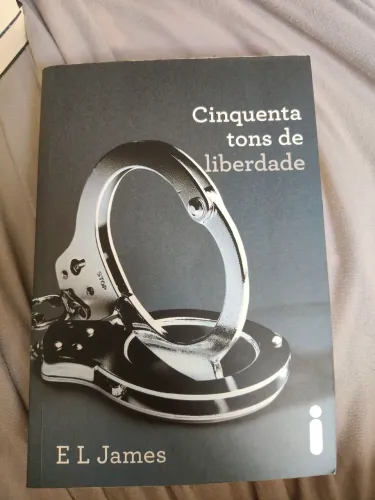 Livro cinquenta tons de Liberdade