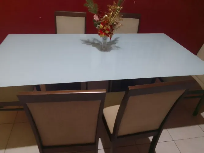 Mesa com tampa de vidro e com 6 cadeiras