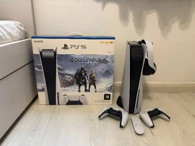 PS5 com Mídia Física 825GB + Coleção Blu-ray e DVD