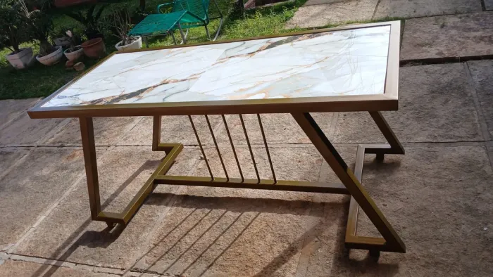 Mesa com base de ferro e cerâmica