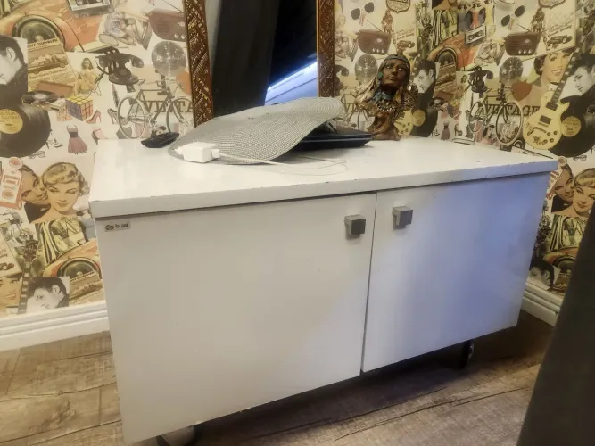 Criado ou mesa lateral para cama 2 portas com rodinha