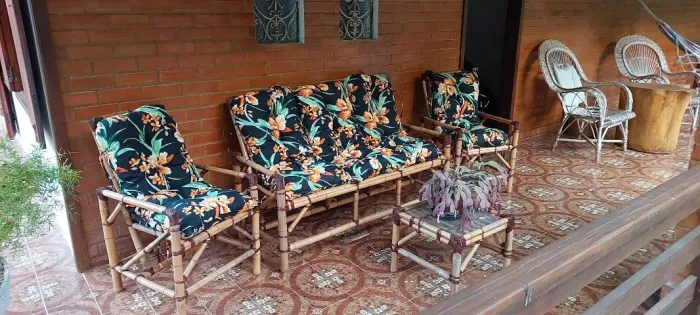 Sofá e cadeiras de bambu com mesinha