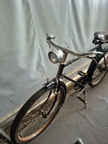 Bicicleta antiga Humber somente retirada