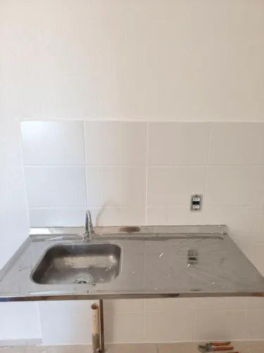 Pias do banheiro e cozinha, vaso