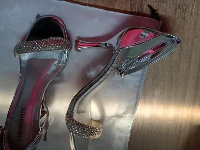 Sapatos de saltos marcas famosas