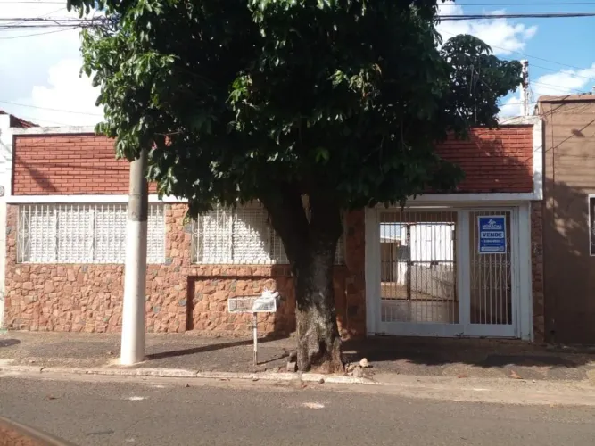 Casa com 3 Dormitórios (1 Suíte) para Locação Próxima ao Centro Marília/SP