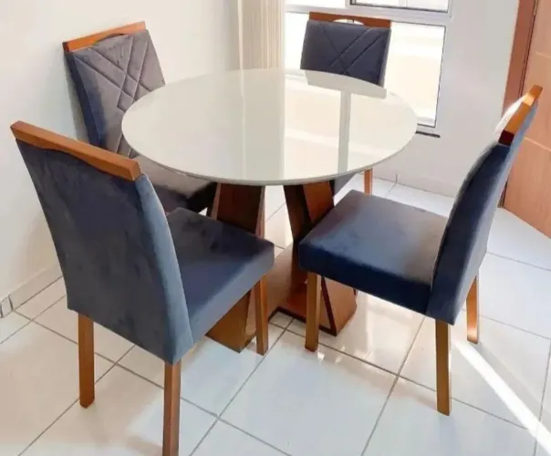 Mesa de jantar redonda com 4 cadeiras