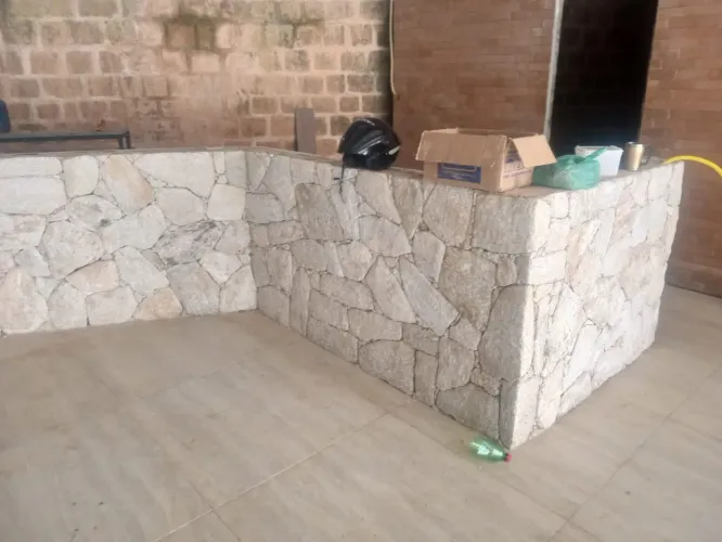 Revestimento e muro de pedras naturais