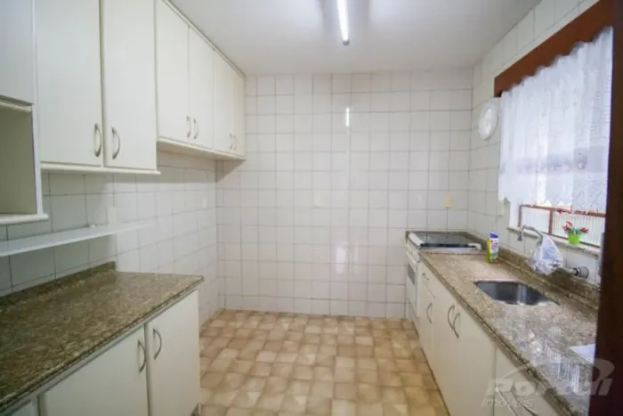 Casa residencial com aproximadamente 282 m², no bairro Tribess