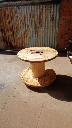 Mesa com redonda, com roda auto travante