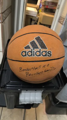 Bola de Basquete Adidas Original - Birro não está segurando a pressão.