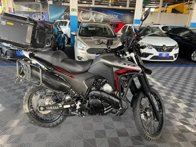 Yamaha XTZ 250 Lander 2026 com vários opcionais